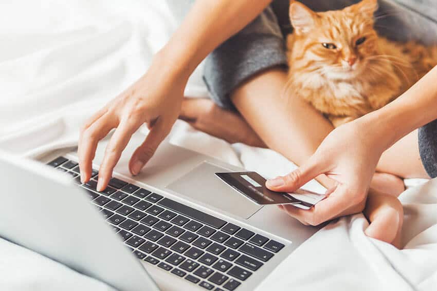 Chica comprando online a través de las pasarelas de pago de una página web